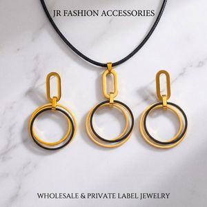 Ensemble Collier et Boucles d'Oreilles Géométriques Noirs Mats Tendance en Acier Inoxydable 316L pour Cadeau de Fiançailles ou de Fête - Vente en Gros - Product Image 5