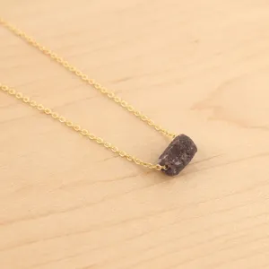 Collier en cristal de saphir bleu naturel brut, chaîne fine, fait main, fermoir mousqueton, pour usage quotidien, chaîne réglable - Product Image 1
