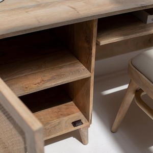 Escritorio de Madera Vandana Vesta Novara con Puerta de Ratán, Diseño Moderno de Estación de Trabajo en Madera Sólida Natural - Product Image 3