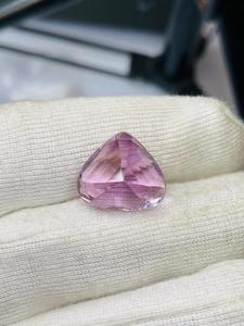 พลอยคุนไซต์ทรงหัวใจธรรมชาติ น้ำหนัก 20.82 กะรัต คุณภาพเกรด AAA ความเงางามระดับ AAA สีสวยงาม เหมาะสำหรับการขัดแต่ง ราคาถูก - Product Image 5