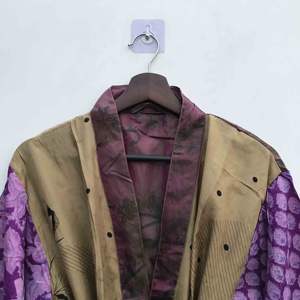 Túnica de seda patchwork de moda para dama de honor, estilo kimono, de sari de seda reciclada, tipo batas y chaquetas, de lujo, larga, con logo frontal, cuello en V y cordón ajustable - Product Image 3