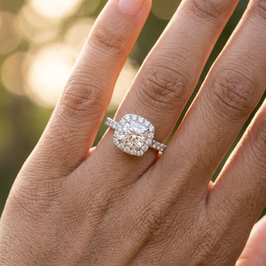 Anillo de compromiso con halo de moissanita talla cojín y engaste central brillante pavé, chapado en oro blanco, joyería fina para mujer - Product Image 5