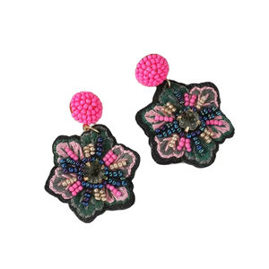 Pendientes de moda tejidos a mano con cuentas de arroz, diseño de flores rosas y verdes, pendientes bordados con cuentas de semillas de la India. - Product Image 1
