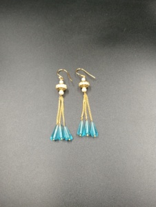 Boucles d'oreilles créoles minimalistes plaquées or Amaira Jewels, forme goutte d'eau, perle bleue fantaisie taille brillant, cadeau de fête pour femme - Product Image 5