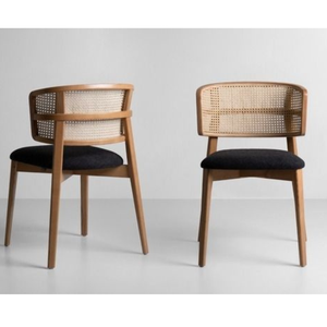 Chaise en teck massif de style café avec dossier en rotin tressé à la main pour des espaces de repas intérieurs confortables et modernes - Product Image 1