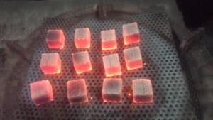 Une expérience de narguilé délicieuse, enrichie par des briquettes en cube qui rehaussent le goût de vos chichas - Product Image 3