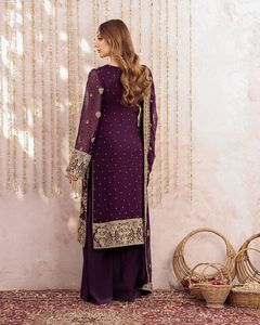 Elegante conjunto pakistaní de georgette con bordado de lentejuelas y encaje Samosa en ambos lados, de Timeless Grace & Sophistication - Product Image 3