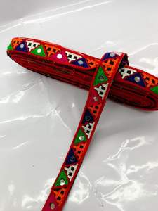 Este encaje decorativo realza los bordes de los saris, las orillas de las dupattas y los diseños de las blusas. - Product Image 4