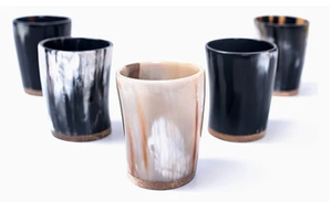 Verre en corne de buffle fait main avec base en bois, verre court au design personnalisé, verre en corne de buffle pour fêtes - Product Image 1