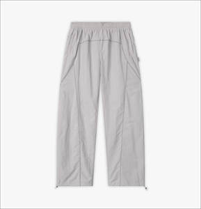 Ensemble sportif élégant deux pièces avec sweats à capuche unis et pantalons extensibles, conçu pour les routines actives des femmes. Ensemble coupe-vent. - Product Image 4