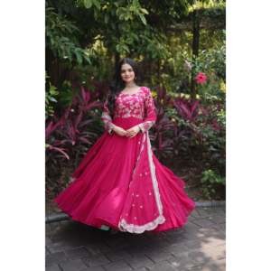 Robe de mariée jacquard avec dupatta à sequins - Product Image 2
