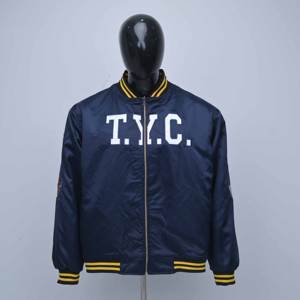 Veste d'hiver streetwear en nylon satiné matelassé de qualité supérieure avec logo personnalisé, col côtelé, veste bomber brodée de style universitaire - Product Image 1