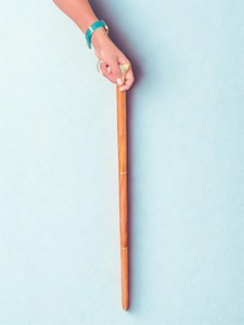 Bâtons de marche rustiques modernes en bois naturel écologique avec poignée en laiton poli, idéaux pour les cadeaux - Product Image 3