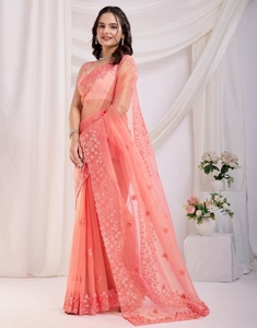 Sari KV Maitry-2 de tela suave de sarga color melocotón con adornos de red y blusa sin coser - Product Image 5