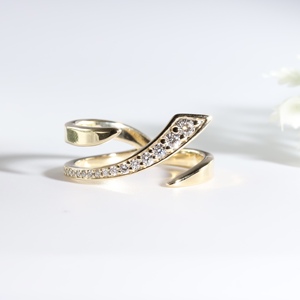 Bague en or jaune avec diamant de laboratoire géométrique abstrait, moderne, à plusieurs couches, à double sangle croisée, pavée de cristaux, alliance de mariage, bijoux fins - Product Image 1