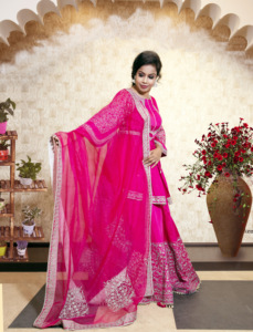 Lehenga en soie rose avec choli peplum et broderie Aari, coupe ample, longueur ras du sol, tenue traditionnelle indienne pour mariage, pour femme - Product Image 1
