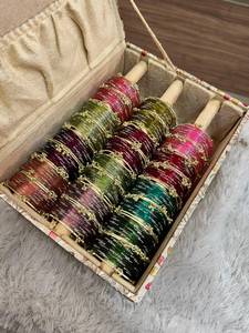 Elegantes Brazaletes de Cristal en Tono Joya con Delicados Dijes Dorados y Detalles Brillantes, Caja Combinada de Joyería Étnica de 12 Docenas - Product Image 5