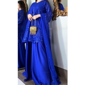 Ssumaira présente une chemise courte en chiffon brodé de qualité supérieure avec un salwar kameez pakistanais indien pour femmes, style Anarkali en soie. - Product Image 1