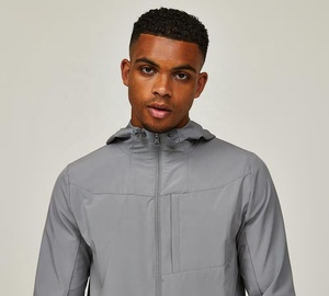 Veste coupe-vent imperméable à capuche pour homme, respirante, séchage rapide, fermeture éclair, service OEM, logo personnalisé, vêtements de sport pour la course à pied et la randonnée en plein air - Product Image 4