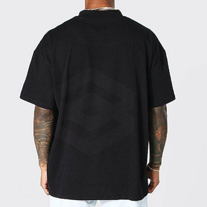 Camiseta Negra de Hombre con Hombros Caídos, Estampado en Relieve de Alta Calidad, Ajuste Holgado, Cuello Simulado, Estilo Urbano, Venta al por Mayor - Product Image 4