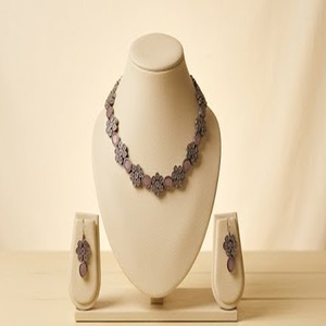 DIVYORO Conjunto de gargantilla y pendientes de longitud ajustable en plata oxidada rosa pastel con diseño floral vintage - Product Image 1