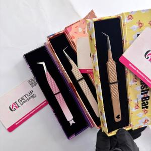 Pinzas para Pestañas de Acero Inoxidable con Punta de Fibra y Diseño de Mariposa en Degradado Rosa/Blanco/Nude, en Caja de Herramientas de Precisión - Product Image 1