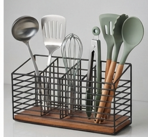 Cesta organizadora de alambre metálico negro mate premium con base de madera para uso en encimeras de cocina - Product Image 3
