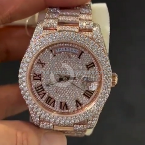 Montre de luxe pour hommes personnalisée ETA Moissanite cadran romain Logo cristal strass calendrier bracelet en acier inoxydable couronne de quartz - Product Image 3