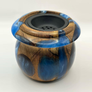 Magnifique brûleur d'encens en résine turquoise et bois, avec une finition brillante et tourbillonnante, accompagné d'un récipient de combustion noir mat durable. - Product Image 3