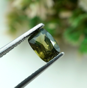 พลอยไพลินสีเขียวอมฟ้าธรรมชาติทรงคุชชั่น ขนาด 6.5x4.5x3 มม. น้ำหนัก 0.86 กะรัต สำหรับทำเครื่องประดับที่ไม่เหมือนใคร - Product Image 4