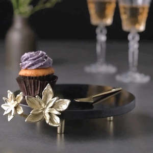 Base redonda para pastel con diseño floral en dorado y negro para bodas y eventos. - Product Image 6