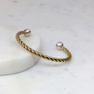 Bracelet manchette torsadé en laiton fait main avec extrémités boule argentées - Jonc ouvert bicolore minimaliste pour hommes et femmes - Product Image 1