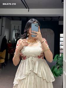 ชุดเลเฮนกา-เสื้อปักลายดิ้นและด้ายประดับเลื่อมผ้าไหมช็อกโกแลตดีไซน์หรูหรา พร้อมเสื้อโคติแบบเปปลัม จากซัพพลายเออร์ที่เมืองสุรัต - Product Image 2