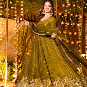 ชุดคุर्ตาผ้าไหมชินนอนแท้สำหรับผู้หญิงจาก Ramdev Trading ตกแต่งด้วยงานปักอย่างประณีต ทรงปกติ เหมาะสำหรับงานแต่งงานและงานปาร์ตี้ - Product Image 1