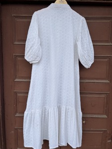 Robe chemise maxi bohème élégante en coton blanc brodé d'œillets pour femme, boutonnée sur le devant, tenue de boutique pour occasions festives - Product Image 5