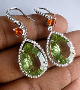 Pendientes Finos TASBIYA GEMS de Plata de Ley 925 con Baño de Rodio, con Amatista Verde Natural, Cianita Naranja y Diamante Natural de Corte Único - Product Image 4