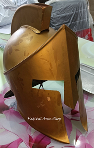 Casco Deportivo Medieval Hecho a Mano con Cruz Chapada en Oro, Pluma Negra y Armadura Pulida para Cosplay, Reenactment y Aniversarios - Product Image 3