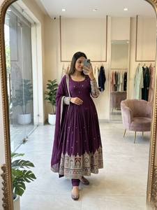 Robe de cérémonie de mariage en tissu Chinon avec broderie élégante et travail Dori, accompagnée d'un dupatta - Product Image 3