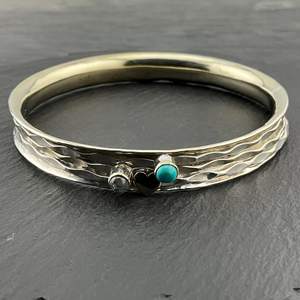 Brazalete apilable de plata de ley con labradorita turquesa vintage, texturizado en forma de corazón, hecho a mano, joyería de piedras preciosas - Product Image 1