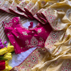 Sari de Seda Fandy de Lujo con Bordado Dorado Intenso y Lentejuelas, Diseño Festivo - Product Image 1