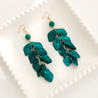 Boucles d'oreilles pendantes populaires en acrylique longues, motif pétale de rose, fleurs exagérées, à pampilles florales, pour femmes