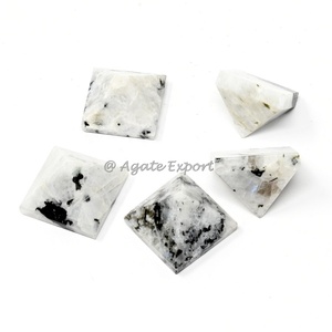 Petit arc-en-ciel blanc en pierre de lune de guérison pyramides en cristal poli pour l'amour décoration de la maison et cadeau - Product Image 1