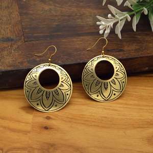 Boucles d'oreilles créoles mandala en laiton faites à la main en gros |   Boucles d'oreilles pendantes vintage gravées en forme de lotus |   Bijoux ethniques indiens bohèmes - Product Image 1