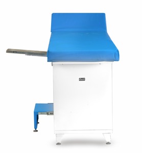 Table d'examen hospitalière avec rembourrage bleu et accoudoirs réglables pour usage médical, équipement médical sur chariot - Product Image 1