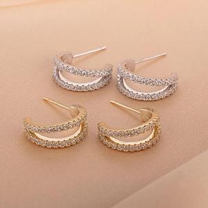 Boucles d'oreilles Huggie en or 14K pavé de diamants de laboratoire 0,70 ct, demi-cerceau minimaliste parallèle en argent, certifiées IGI, pour femme, idéales pour les soirées - Product Image 2