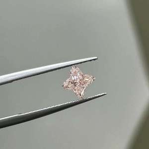 เพชรหลวมหรูหราขนาด 1.01 กะรัต รูปทรงโมโนแกรม ความสะอาดระดับ VVS ได้รับการรับรองจาก IGI เพชรแฟนซีสีชมพูที่เพาะเลี้ยงในห้องปฏิบัติการ CVD สำหรับทำเครื่องประดับ ขายส่ง - Product Image 4