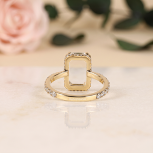 Bague de luxe en or avec pierre centrale octogonale rectangulaire taille émeraude et bande pavée, bijou raffiné et élégant au design géométrique - Product Image 2