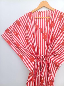 Robe maxi kaftan en coton à rayures rouges de qualité supérieure, imprimé homard, col en V bohème, manches courtes et coupe décontractée pour les vacances. - Product Image 5