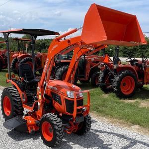 Tracteur Kubota subcompact avec pelle rétrocaveuse : performances optimales, équipement compact puissant pour l'agriculture, le terrassement et l'entretien des propriétés. - Product Image 2