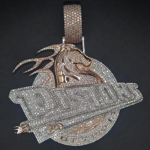 Pendentif Hip Hop Unisexe AMBER JEWELS Thème Detroit Pistons Plaqué Or 14K avec Pierres de Laboratoire Cultivées Bijoux - Product Image 1